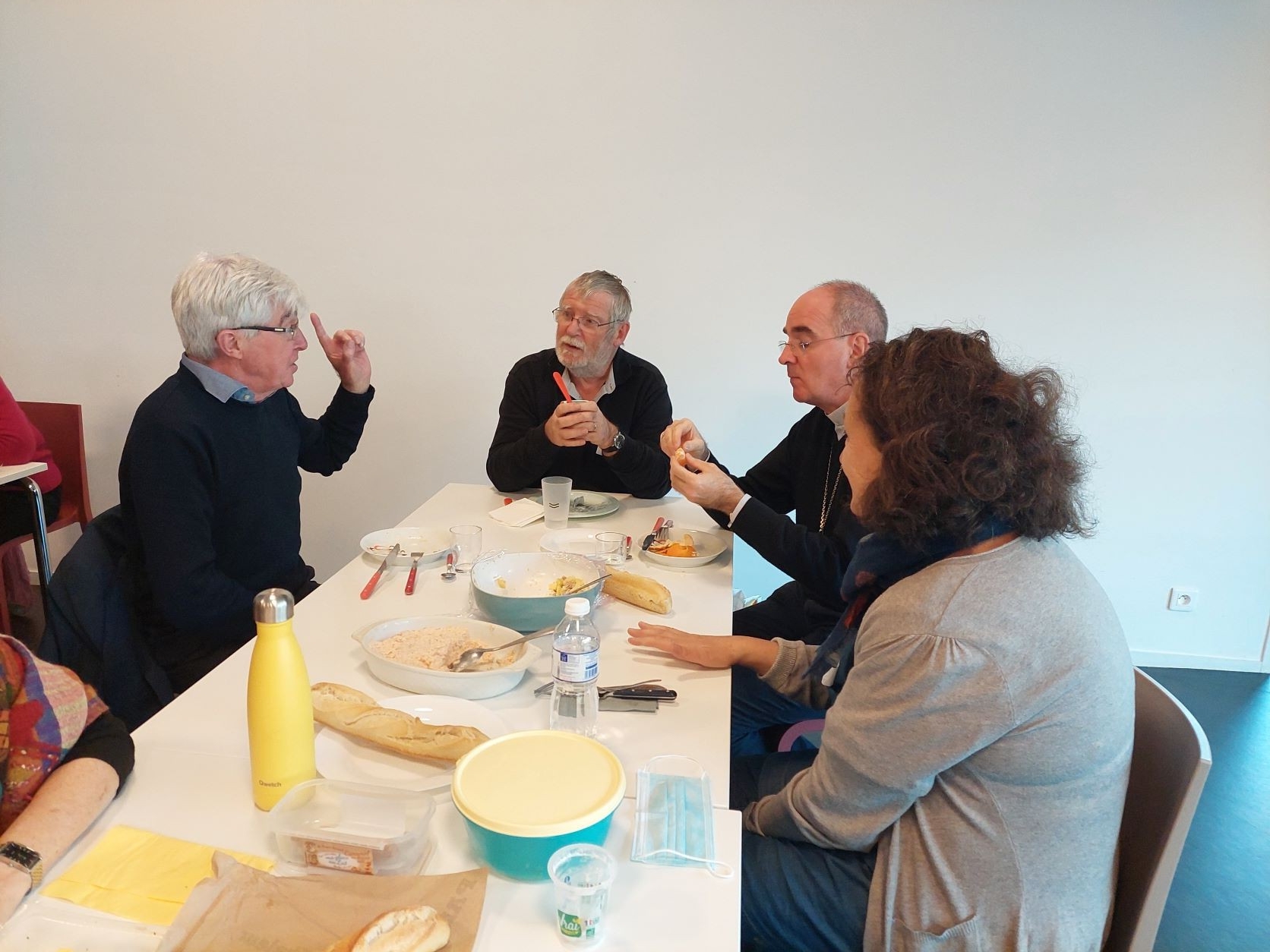 Avec Mgr Percerou repas 